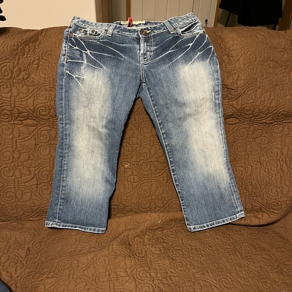 Buckle Pants - EUC BUCKLE BKE STELLA STRETCH CAPRI 30/21